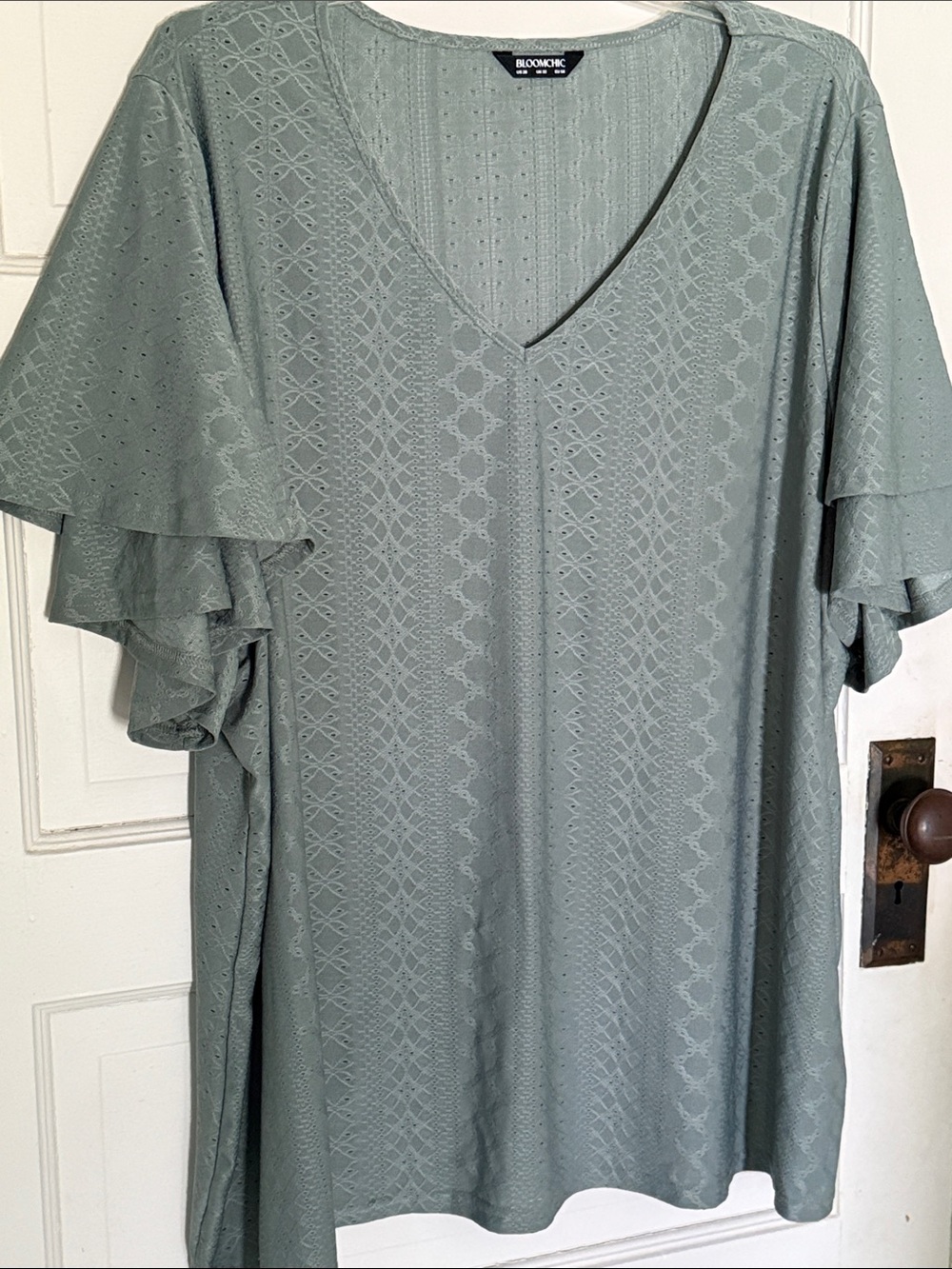 BloomChic Sage Green Textured V-Neck Blouse Tee Ruffle Sleeves Women's size 28